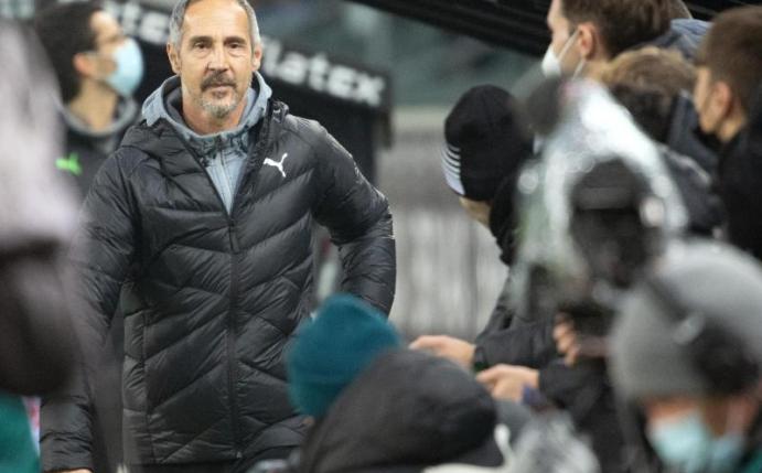 Gladbachs Trainer Adi Hütter vor dem Spiel gegen Eintracht Frankfurt. Foto: Federico Gambarini/dpa