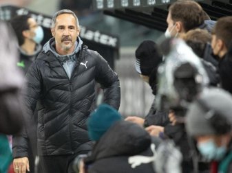 Gladbachs Trainer Adi Hütter vor dem Spiel gegen Eintracht Frankfurt. Foto: Federico Gambarini/dpa Gladbachs Trainer Adi Hütter vor dem Spiel gegen Eintracht Frankfurt. Foto: Federico Gambarini/dpa