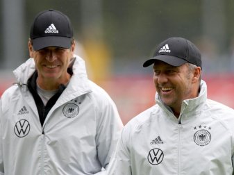 Oliver Bierhoff (l), Direktor Nationalmannschaften und Akademie und Bundestrainer Hansi Flick. Foto: Tom Weller/dpa Oliver Bierhoff (l), Direktor Nationalmannschaften und Akademie und Bundestrainer Hansi Flick. Foto: Tom Weller/dpa