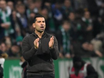 Kann zurück auf den Platz: Schalkes Trainer Dimitros Grammozis. Foto: Carmen Jaspersen/dpa Kann zurück auf den Platz: Schalkes Trainer Dimitros Grammozis. Foto: Carmen Jaspersen/dpa