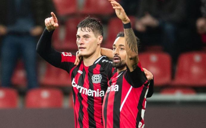 Leverkusens Torschütze Patrik Schick (l) und Karim Bellarabi jubeln nach dem Treffer zur 1:0 Führung gegen Hoffenheim. Foto: Marius Becker/dpa