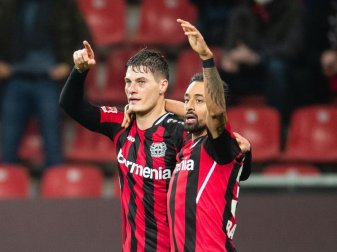 Leverkusens Torschütze Patrik Schick (l) und Karim Bellarabi jubeln nach dem Treffer zur 1:0 Führung gegen Hoffenheim. Foto: Marius Becker/dpa Leverkusens Torschütze Patrik Schick (l) und Karim Bellarabi jubeln nach dem Treffer zur 1:0 Führung gegen Hoffenheim. Foto: Marius Becker/dpa
