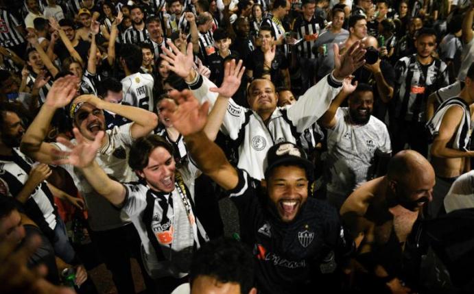 Fans von Atlético Mineiro feiern ihren Club. Foto: Fabio Barros/dpa