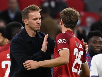 Münchens Trainer Julian Nagelsmann (l) herzt Thomas Müller nach einer Partie. Foto: Sven Hoppe/dpa Münchens Trainer Julian Nagelsmann (l) herzt Thomas Müller nach einer Partie. Foto: Sven Hoppe/dpa