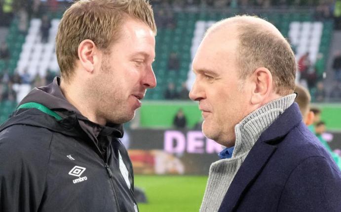 Vertraut auf Trainer Florian Kohfeldt (l): Wolfsburgs Geschäftsführer Sport Jörg Schmadtke. Foto: Peter Steffen/dpa