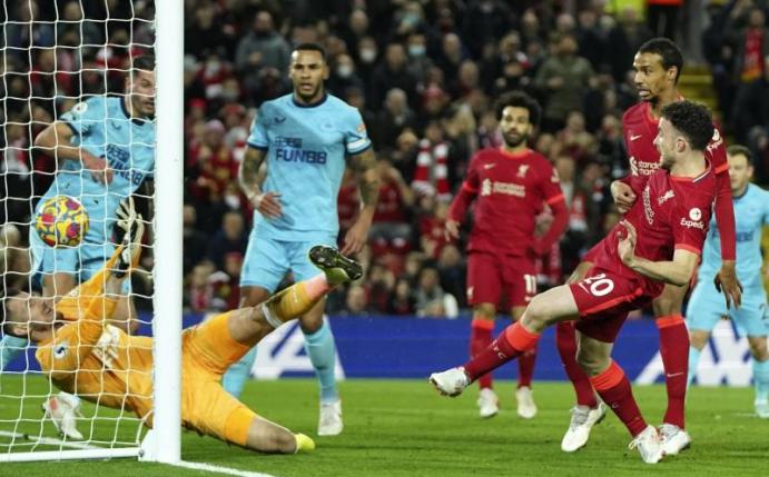 Diogo Jota (r) traf für Liverpool zum zwischenzeitlichen Ausgleich. Foto: Jon Super/AP/dpa