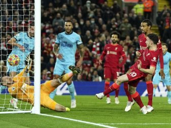 Diogo Jota (r) traf für Liverpool zum zwischenzeitlichen Ausgleich. Foto: Jon Super/AP/dpa Diogo Jota (r) traf für Liverpool zum zwischenzeitlichen Ausgleich. Foto: Jon Super/AP/dpa