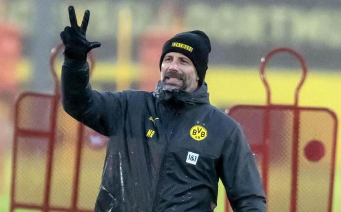 BVB-Trainer Marco Rose erklärt auf dem Trainingsplatz den Dortmund-Profis eine Übung. Foto: Bernd Thissen/dpa/Archivbild