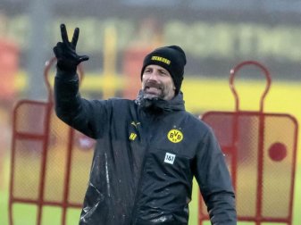 BVB-Trainer Marco Rose erklärt auf dem Trainingsplatz den Dortmund-Profis eine Übung. Foto: Bernd Thissen/dpa/Archivbild BVB-Trainer Marco Rose erklärt auf dem Trainingsplatz den Dortmund-Profis eine Übung. Foto: Bernd Thissen/dpa/Archivbild