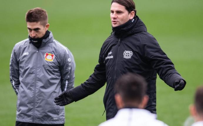 Bayer-Trainer Gerardo Seoane (r) spricht während des Trainings zu den Leverkusen-Profis. Foto: Marius Becker/dpa