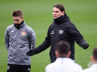 Bayer-Trainer Gerardo Seoane (r) spricht während des Trainings zu den Leverkusen-Profis. Foto: Marius Becker/dpa Bayer-Trainer Gerardo Seoane (r) spricht während des Trainings zu den Leverkusen-Profis. Foto: Marius Becker/dpa