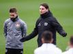 Bayer-Trainer Gerardo Seoane (r) spricht während des Trainings zu den Leverkusen-Profis. Foto: Marius Becker/dpa