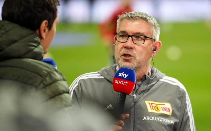 Unions Trainer Urs Fischer gibt vor einem Spiel ein Interview. Foto: Andreas Gora/dpa
