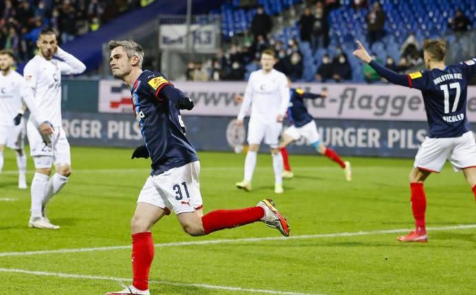 Kiels Fin Bartels (l) jubelt nach seinem Tor zum zwischenzeitlichen 1:0. Foto: Frank Molter/dpa