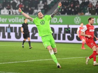 Der Wolfsburger Wout Weghorst (l) hat noch einen Vertrag in Wolfsburg bis zum Sommer 2023. Foto: Swen Pförtner/dpa