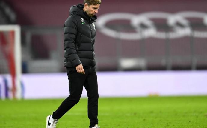 Wolfsburgs Trainer Florian Kohfeldt ist nach der Niederlage in München bedient. Foto: Tobias Hase/dpa