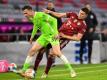 Bayern Münchens Benjamin Pavard (r) im Zweikampf gegen Wolfsburgs Yannick Gerhardt. Foto: Tobias Hase/dpa