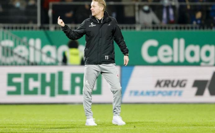 St. Paulis Trainer Timo Schultz unterlag mit seinem Team bei Holstein Kiel mit 0:3. Foto: Frank Molter/dpa