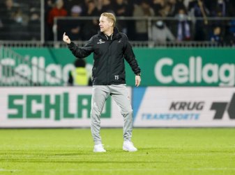 St. Paulis Trainer Timo Schultz unterlag mit seinem Team bei Holstein Kiel mit 0:3. Foto: Frank Molter/dpa St. Paulis Trainer Timo Schultz unterlag mit seinem Team bei Holstein Kiel mit 0:3. Foto: Frank Molter/dpa