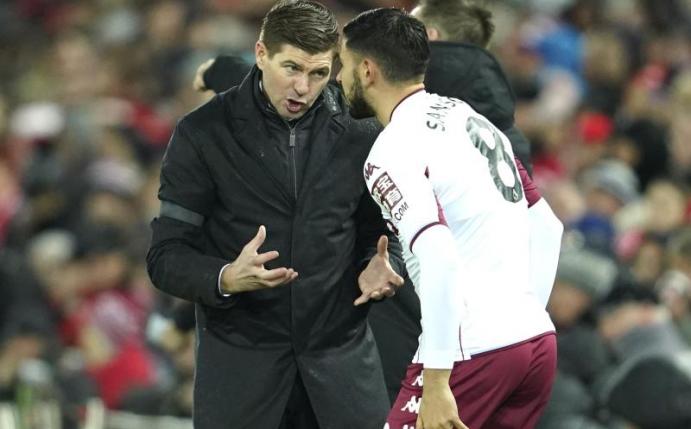 Im Team von Aston Villas Trainer Steven Gerrard (l) gibt es mehrere Corona-Fälle. Foto: Jon Super/AP/dpa