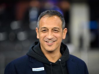 Fürths Geschäftsführer Rachid Azzouzi hält sich zu möglichen Spielerverpflichtungen in der Winterpause bedeckt. Foto: Soeren Stache/dpa-Zentralbild/dpa Fürths Geschäftsführer Rachid Azzouzi hält sich zu möglichen Spielerverpflichtungen in der Winterpause bedeckt. Foto: Soeren Stache/dpa-Zentralbild/dpa