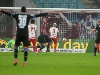RB-Torwart Peter Gulacsi kann den Schuss von Bielefelds Janni Serra (M) nicht halten. Die Arminia gewinnt in Leipzig mit 2:0. Foto: Jan Woitas/dpa-Zentralbild/dpa RB-Torwart Peter Gulacsi kann den Schuss von Bielefelds Janni Serra (M) nicht halten. Die Arminia gewinnt in Leipzig mit 2:0. Foto: Jan Woitas/dpa-Zentralbild/dpa