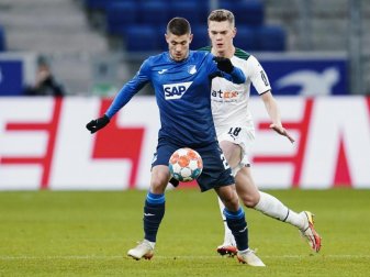 Hoffenheims Andrej Kramaric (l) versucht den Ball vor Gladbachs Matthias Ginter abzuschirmen. Foto: Uwe Anspach/dpa Hoffenheims Andrej Kramaric (l) versucht den Ball vor Gladbachs Matthias Ginter abzuschirmen. Foto: Uwe Anspach/dpa