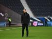 Der Mainzer Cheftrainer Bo Svensson steht nach dem Spiel in Frankfurt auf dem Platz. Foto: Arne Dedert/dpa