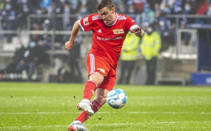 Unions Max Kruse erzielt sehenswert das Tor zum 1:0-Sieg in Bochum. Foto: David Inderlied/dpa
