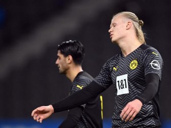 Die Dortmunder um Starstürmer Erling Haaland (r) verloren bei der Hertha. Foto: Soeren Stache/dpa-Zentralbild/dpa Die Dortmunder um Starstürmer Erling Haaland (r) verloren bei der Hertha. Foto: Soeren Stache/dpa-Zentralbild/dpa