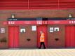 Ein Mitarbeiter geht an der Osttribüne des Old-Trafford-Stadions, der Heimstätte von Manchester United, vorbei. Foto: Anthony Devlin/PA Wire/dpa