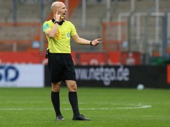 Schiedsrichter Nicolas Winter unterbrach das Spiel Schiedsrichter Nicolas Winter unterbrach das Spiel