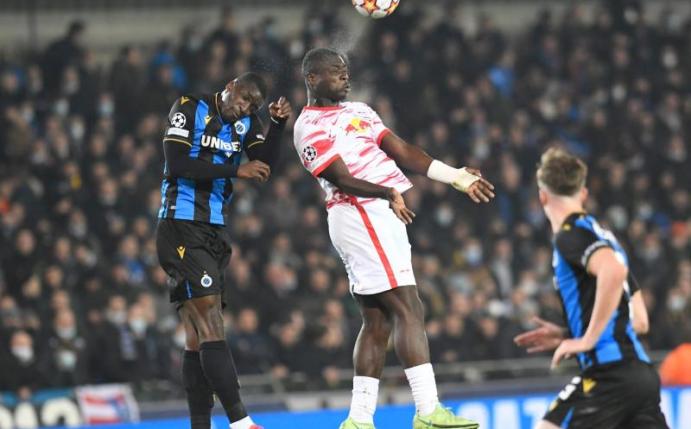 Brian Brobbey (M.) war im Sommer ablösefrei von Amsterdam nach Leipzig gewechselt. Foto: Bernd Thissen/dpa