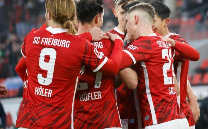 Der SC Freiburg schliesst das Jahr 2021 mit einem 2:1-Heimsieg gegen Bayer Leverkusen ab. Foto: Philipp von Ditfurth/dpa