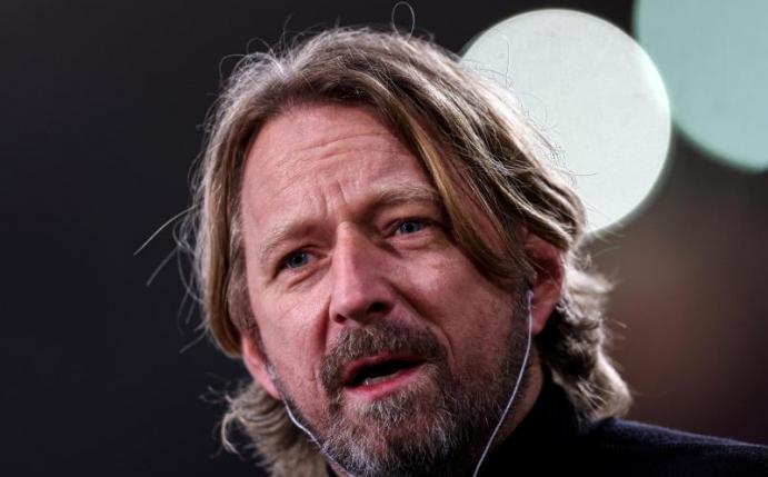 Stuttgarts Sportdirektor Sven Mislintat steht vor dem Spiel beim DAZN-Interview. Foto: Tom Weller/dpa