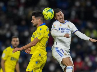 Reals Eden Hazard (r) und Gegenspieler Ruben Sobrino im Kopfballduell. Foto: Bernat Armangue/AP/dpa Reals Eden Hazard (r) und Gegenspieler Ruben Sobrino im Kopfballduell. Foto: Bernat Armangue/AP/dpa
