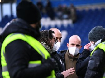 Michael Welling (l) spricht nach dem rassistischen Vorfall mit den Sicherheitskräften. Foto: Revierfoto/dpa Michael Welling (l) spricht nach dem rassistischen Vorfall mit den Sicherheitskräften. Foto: Revierfoto/dpa