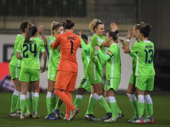 Wolfsburgs Spielerinnen klatschen sich nach dem Erfolg gegen den FC Chelsea ab. Foto: Swen Pförtner/dpa