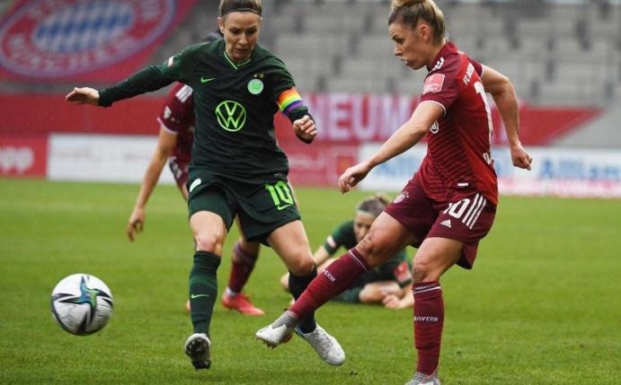 Die Fußballerinnen des FC Bayern München und des VfL Wolfsburg haben namhafte Gegner zugelost bekommen. Foto: Angelika Warmuth/dpa