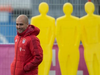 Bayern-Coach Trainer Pep Guardiola erhält Rückendeckung von Karl-Heinz Rummenigge. Foto: Peter Kneffel Bayern-Coach Trainer Pep Guardiola erhält Rückendeckung von Karl-Heinz Rummenigge. Foto: Peter Kneffel