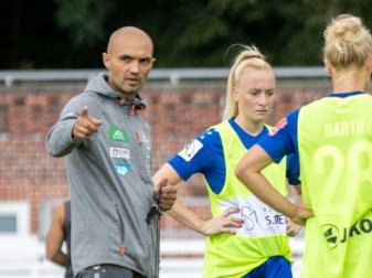 Sofian Chahed (l.) bleibt Cheftrainer in Potsdam Sofian Chahed (l.) bleibt Cheftrainer in Potsdam