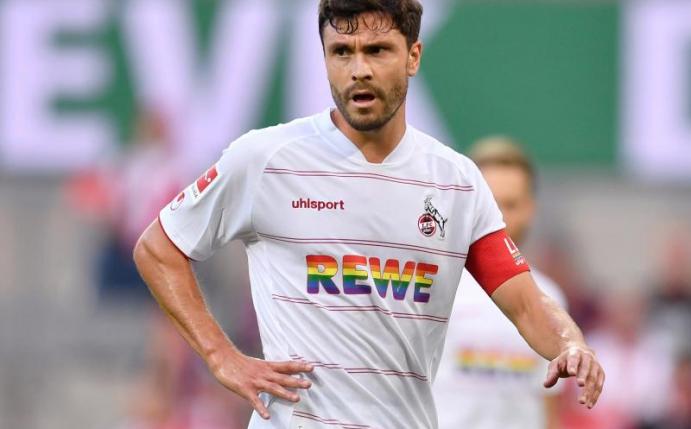 Auf dem Trikot des 1. FC Köln ist der Schriftzug des Trikotsponsors Rewe in Regenbogenfarben gehalten. Foto: Marius Becker/dpa