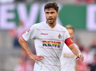 Auf dem Trikot des 1. FC Köln ist der Schriftzug des Trikotsponsors Rewe in Regenbogenfarben gehalten. Foto: Marius Becker/dpa Auf dem Trikot des 1. FC Köln ist der Schriftzug des Trikotsponsors Rewe in Regenbogenfarben gehalten. Foto: Marius Becker/dpa