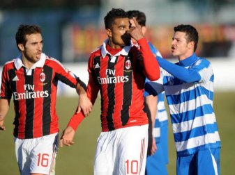 Kevin Prince Boateng (M) verlässt im Mai 2013 während des Freundschaftsspiels zwischen dem AC Mailand und Pro Patria das Spielfeld. Foto: Daniele Mascolo/ANSA/dpa
