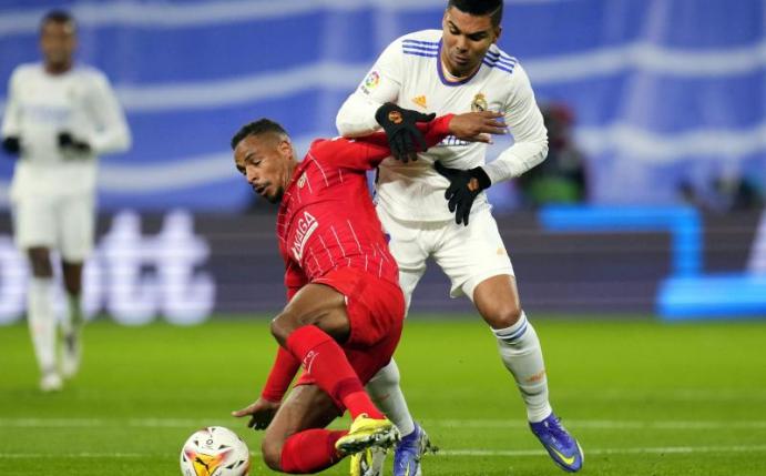 Real Madrid muss auch auf Casemiro (r) verzichten. Foto: Manu Fernandez/AP/dpa