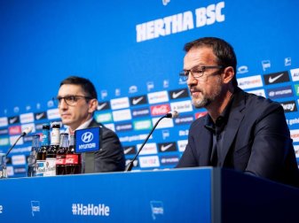 Trainer Tayfun Korkut (l) und Fredi Bobic, Geschäftsführer von Hertha BSC, sitzen während einer Pressekonferenz auf dem Podium. Foto: Jan-Philipp Burmann/Hertha BSC/Pool/dpa Trainer Tayfun Korkut (l) und Fredi Bobic, Geschäftsführer von Hertha BSC, sitzen während einer Pressekonferenz auf dem Podium. Foto: Jan-Philipp Burmann/Hertha BSC/Pool/dpa