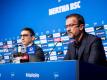 Trainer Tayfun Korkut (l) und Fredi Bobic, Geschäftsführer von Hertha BSC, sitzen während einer Pressekonferenz auf dem Podium. Foto: Jan-Philipp Burmann/Hertha BSC/Pool/dpa