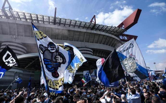Fans von Inter Mailand feiern vor dem Stadion in Mailand im Sommer 2021 die Meisterschaft. Foto: Piero Cruciatti/LaPresse via ZUMA Press/dpa