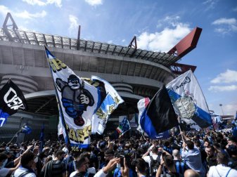 Fans von Inter Mailand feiern vor dem Stadion in Mailand im Sommer 2021 die Meisterschaft. Foto: Piero Cruciatti/LaPresse via ZUMA Press/dpa Fans von Inter Mailand feiern vor dem Stadion in Mailand im Sommer 2021 die Meisterschaft. Foto: Piero Cruciatti/LaPresse via ZUMA Press/dpa