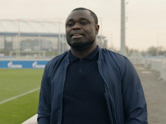 Der Teammanager des Fußball-Zweitligisten FC Schalke 04: Gerald Asamoah. Foto: BROADVIEW Pictures/dpa Der Teammanager des Fußball-Zweitligisten FC Schalke 04: Gerald Asamoah. Foto: BROADVIEW Pictures/dpa